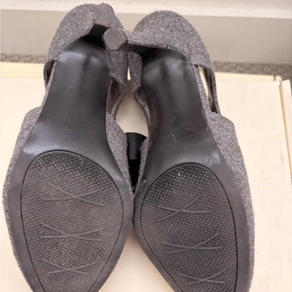 Impo Gray Felt Mary Jane Heels with Black Bow - Picture 3 of 4